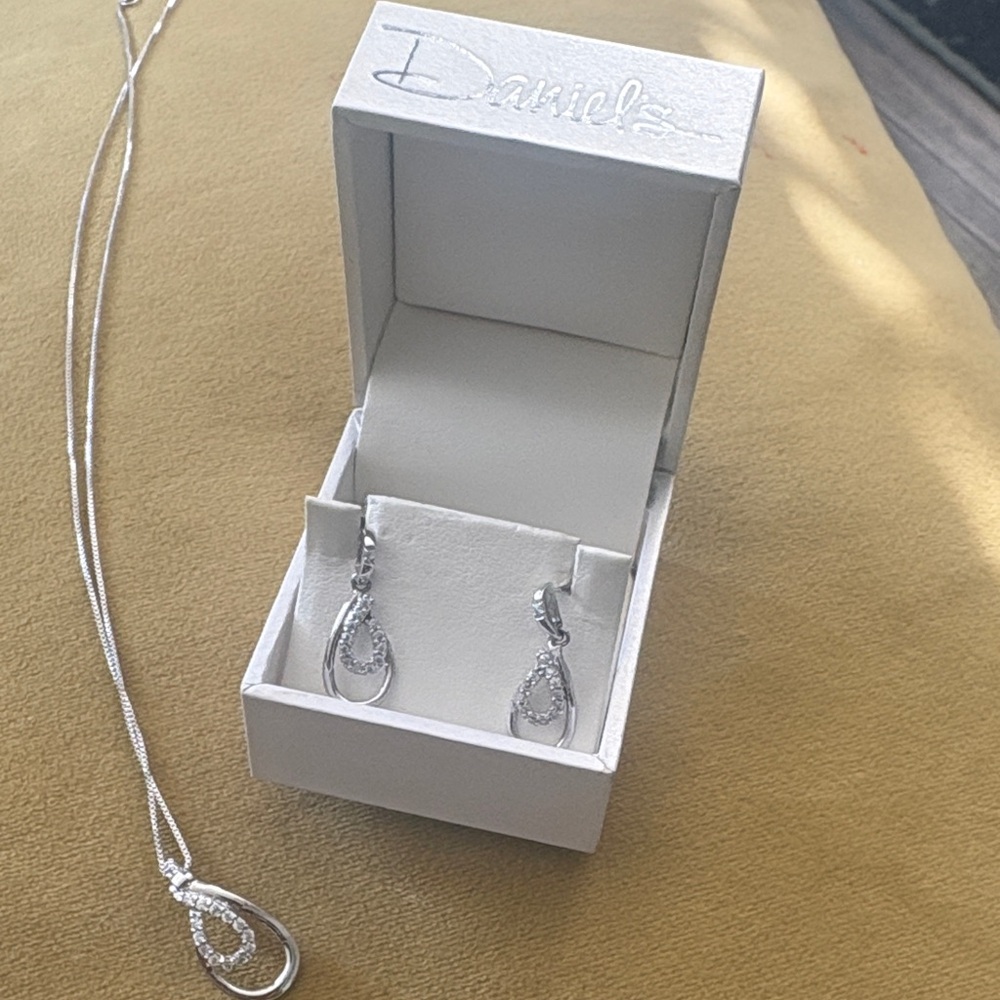 Elegant Silver Jewelry Set by